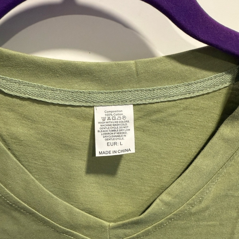 F Caw F Green Graphic V-Neck T-Shirt New - Picture 5 of 6